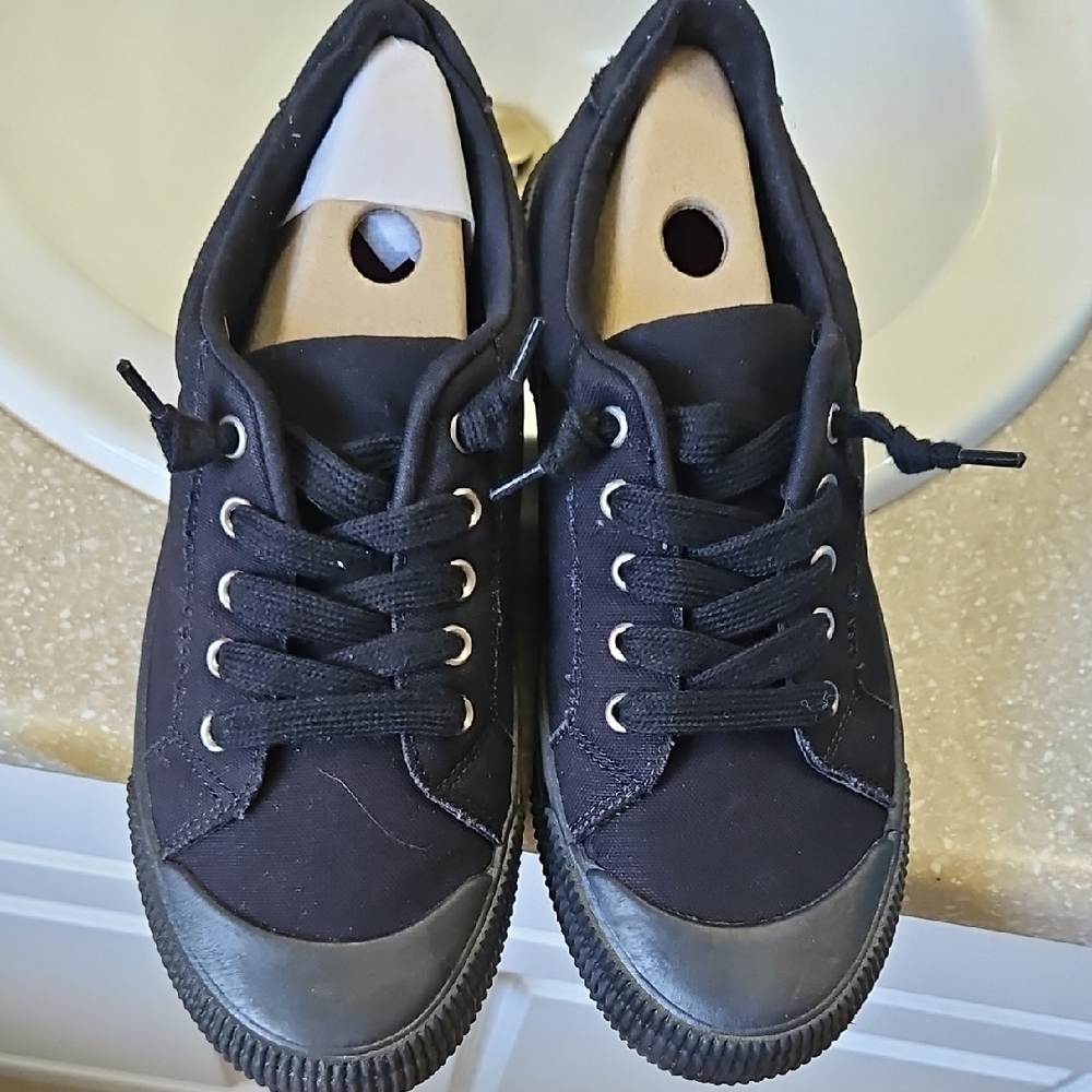 Sleek Black Sneakers for Everyday Comfort